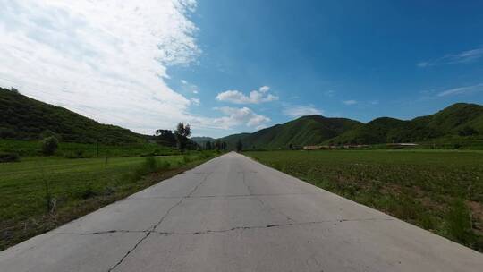 开车视角行驶在公路上  沿途风景