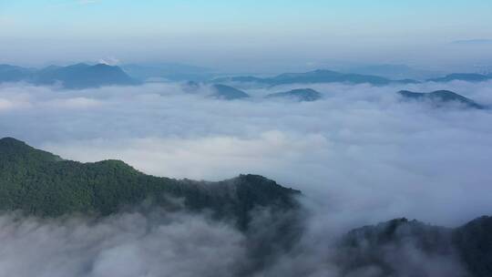 4K航拍云雾中的山脉
