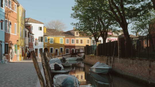 意大利布拉诺岛的运河与船只和彩色房屋