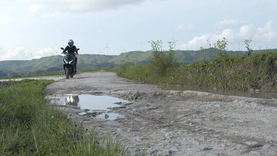 踏板摩托车在山路上骑行、压弯、烧胎