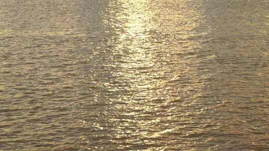 金色水面阳光照射江面夕阳下海面波光粼粼