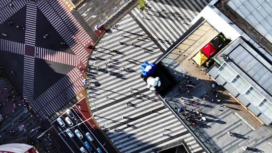 长沙市中心斑马线人群影子映射玩偶打卡