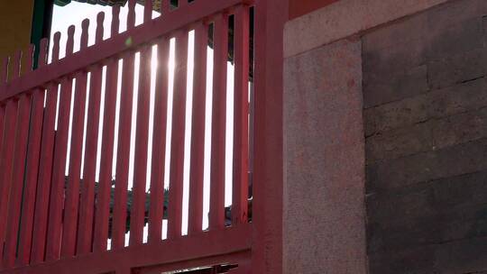 中国古老建筑阳光透过木质栅栏