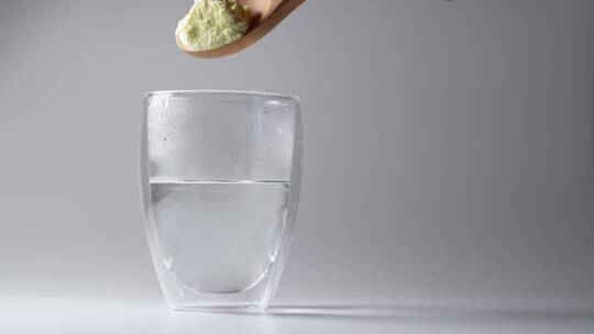 玻璃杯冲泡成人婴幼儿营养绿色牛奶粉羊奶粉