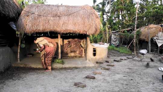 一个走在小屋里的女人