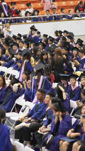 许多研究生大学毕业生穿学位服参加毕业典礼