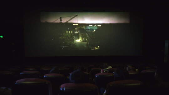观众在电影院看一部灾难片