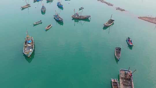 航拍海洋港湾渔船成排城市渔业码头船舶休渔