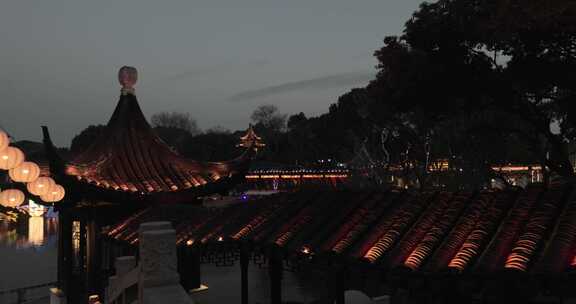 苏州盘门古典建筑旁水面上的多彩灯笼夜景