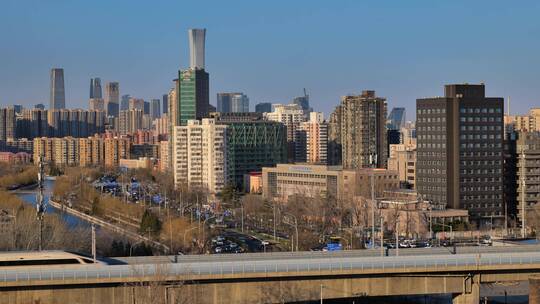 北京城市中心前一条高铁正常通过