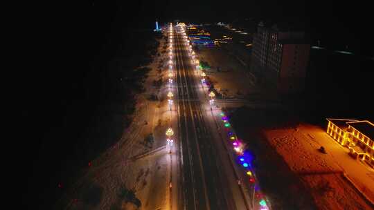 雪夜城市道路彩灯装饰的夜景航拍