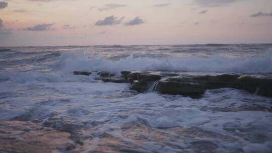 海浪拍打着岩石