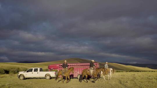 蒙大拿州清晨骑马的牛仔