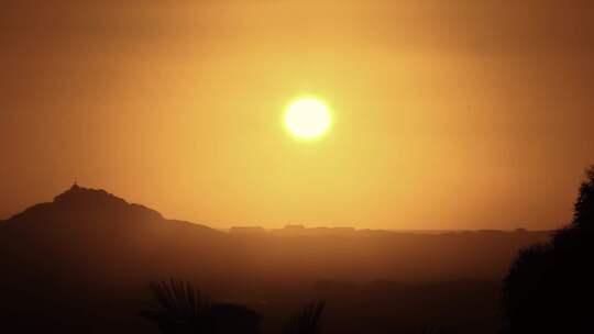 大山太阳初升