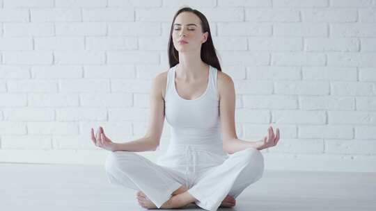 女人瑜伽打坐冥想视频素材模板下载