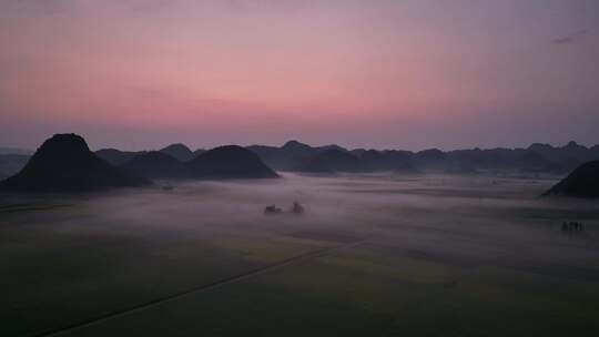 航拍油菜花海罗田云南春天蓝天白云风景景区