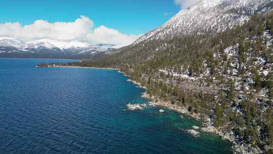 太浩湖海岸线鸟瞰图，远处有雪和山脉