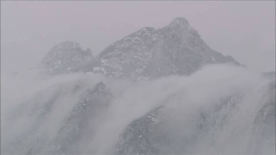 山间云雾缭绕风景