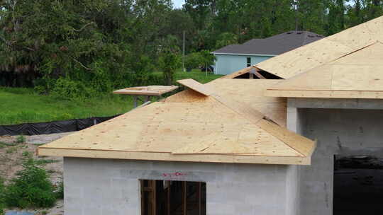 建造中的房屋与屋顶组装工作住宅私人住宅与视频素材模板下载