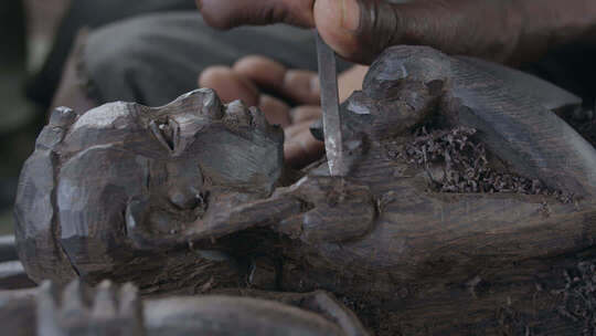 非洲坦桑尼亚工匠精心雕刻木制雕像