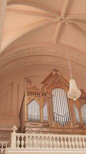 教堂里高高的风琴吹奏的管风琴