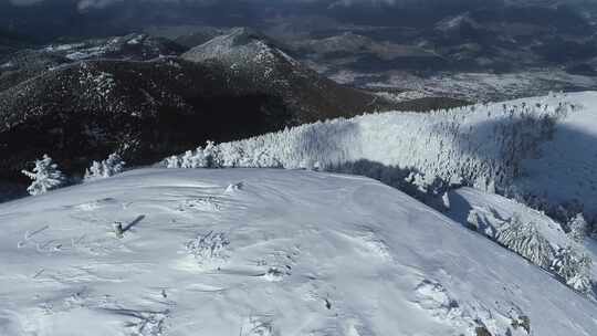 白雪皑皑的山俯瞰着白雪皑皑的森林天线