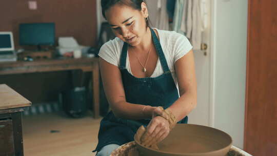 快乐的亚洲女人，粘土和陶器，带碗，用于工