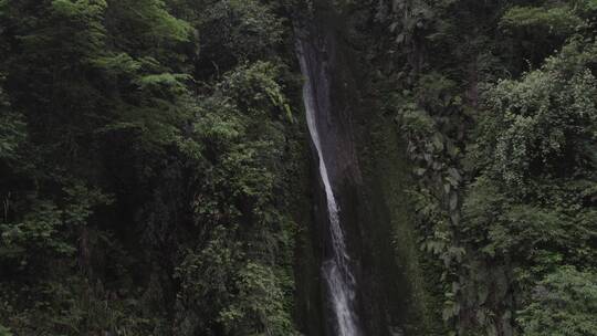 山间溪流瀑布峡谷丛林自然户外水流航拍