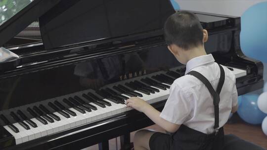 弹钢琴 钢琴 演出 幼儿园 小朋友弹钢琴视频素材模板下载
