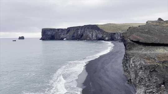 冰岛黑沙滩。静态高架拍摄。远处的悬崖边