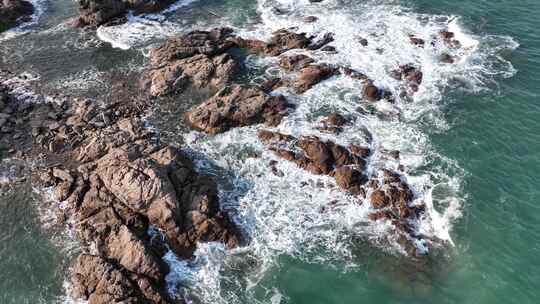 海浪拍打礁石激起浪花升格镜头