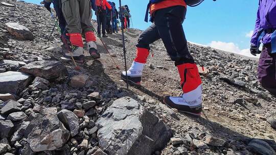 攀登新疆慕士塔格峰雪山的登山队脚步