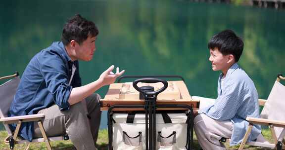 父子在湖边下棋 中国象棋 踏青 春游