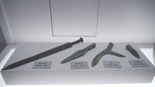 博物馆里的出土古代青铜兵器LOG视频素材模板下载