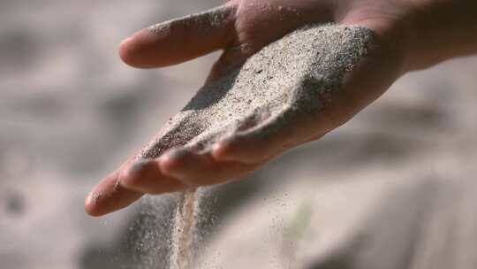 特写沙子从手上滑落