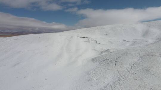 航拍雪后高原上的山峰