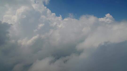 无人机飞过云雾缭绕的山脉航拍武功山云海
