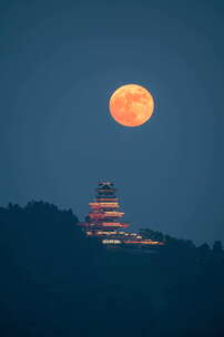 中秋节满月从古建筑升起