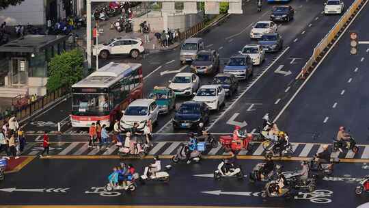 繁华街道路口斑马线人群过马路