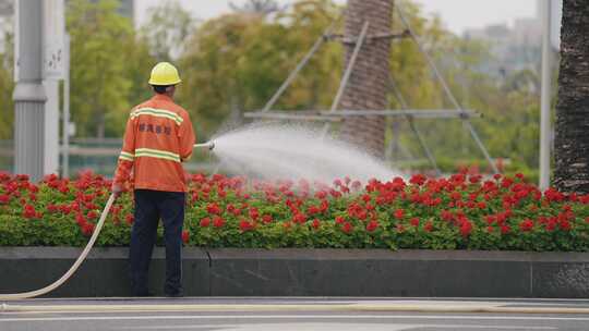 4K实拍环卫工人扫地洒水车清洁马路浇花