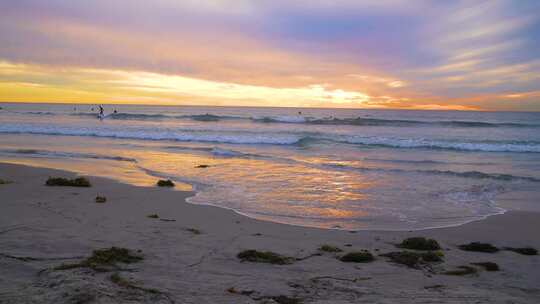 日落时海浪拍打在沙滩上视频素材模板下载