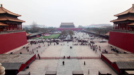 北京紫禁城广场上的游客