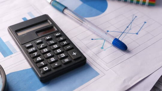 桌上的财务图表计算器和记事本