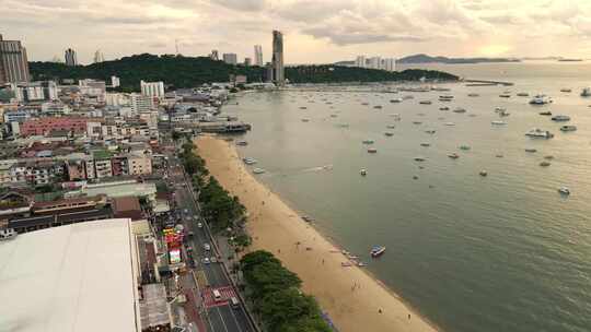 芭堤雅泰国城市海岸线路沙滩船海洋景观无人