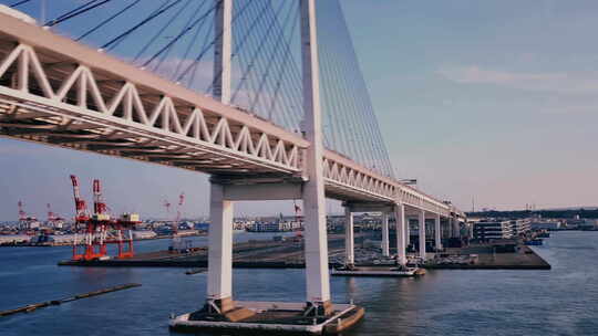 日本迷人的横滨海湾大桥和港口风景