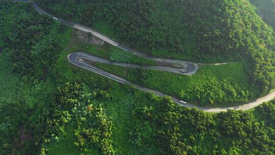 绿色丘陵中的蜿蜒道路