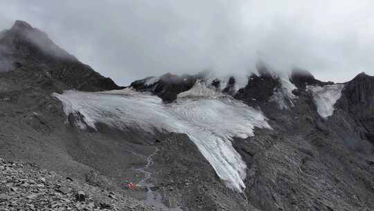 航拍云雾中的四川横断山脉乌库楚雪山风光