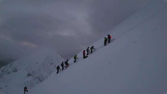 航拍攀登四川贡嘎山区贡巴峰雪山的登山队