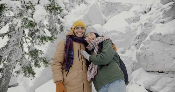 雪，拥抱，冬天，看着相机