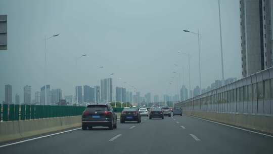 汽车行驶在城市道路车流交通车辆车窗外风景